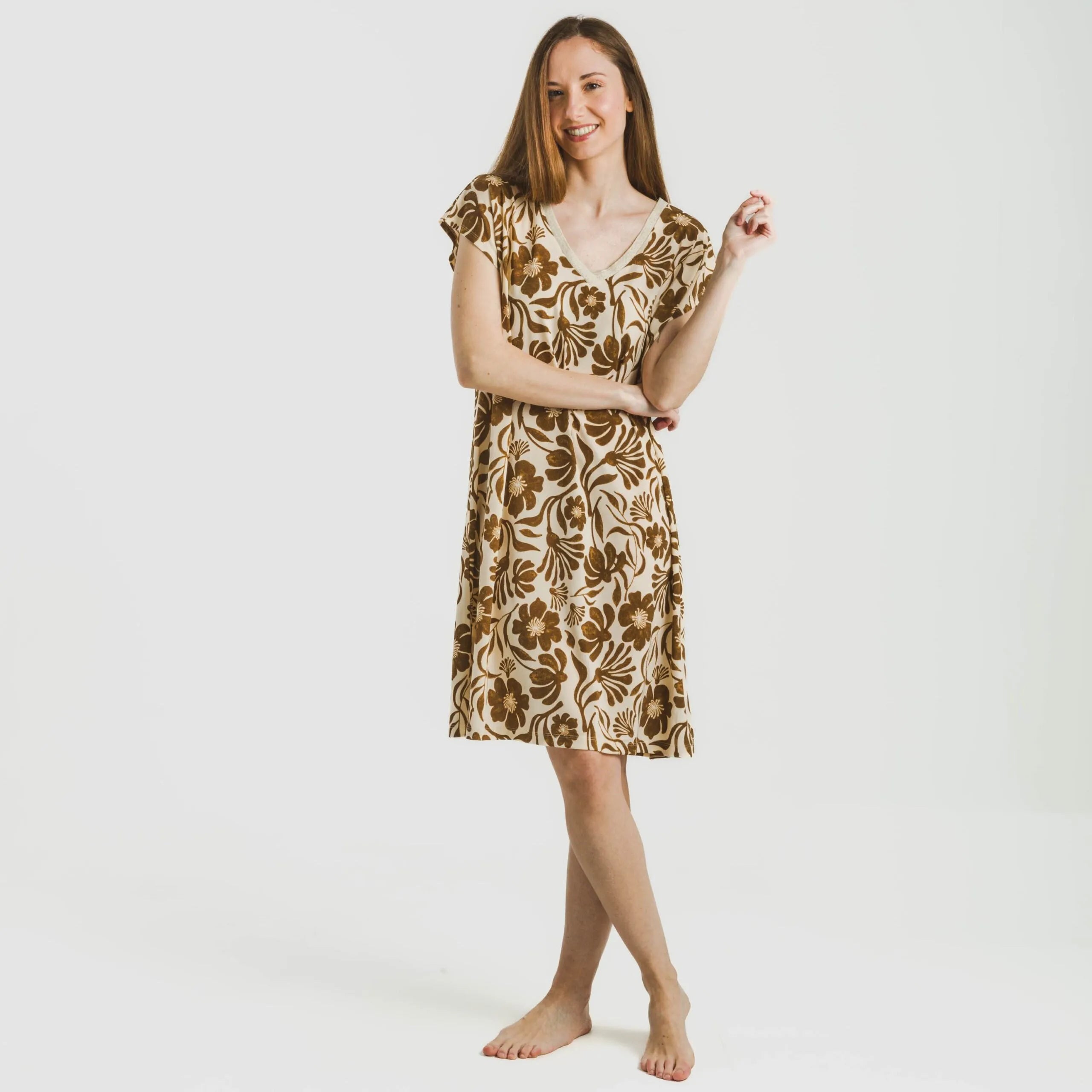 Vestido curto Alexis em crepe marrom com mangas fluidas.