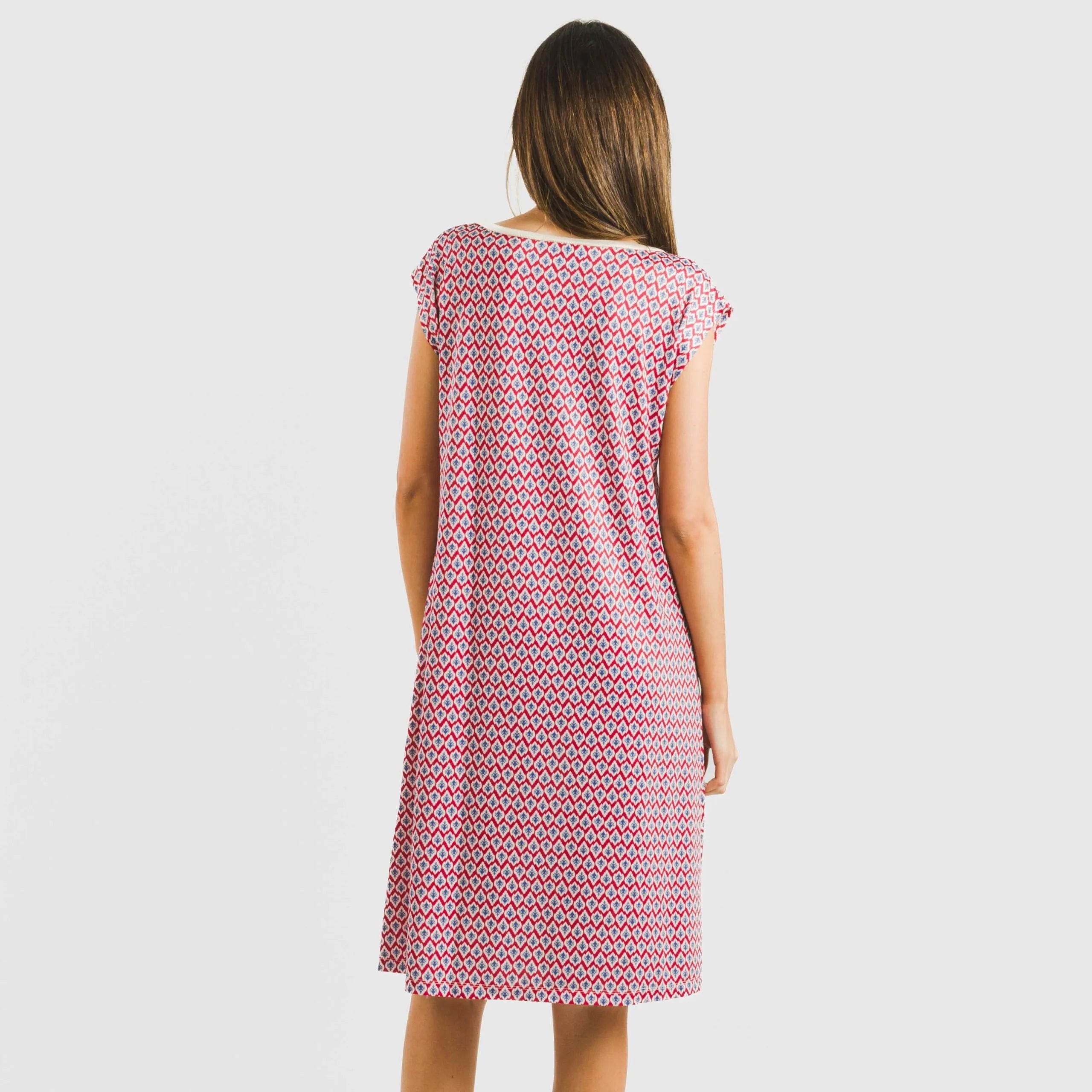 Vestido curto Arizona em tom borgonha, com mangas fluidas e macias.