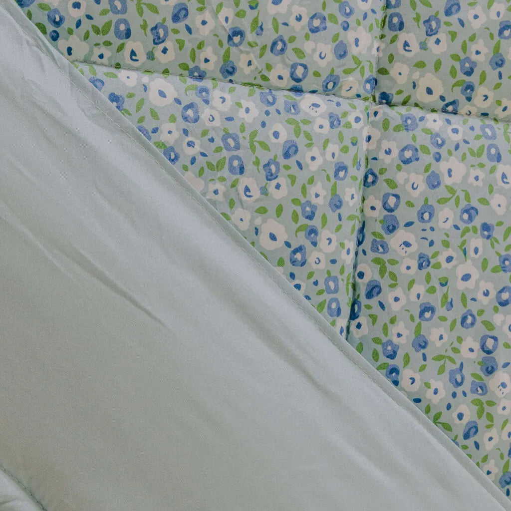 Edredom estampado em azul claro e vibrante