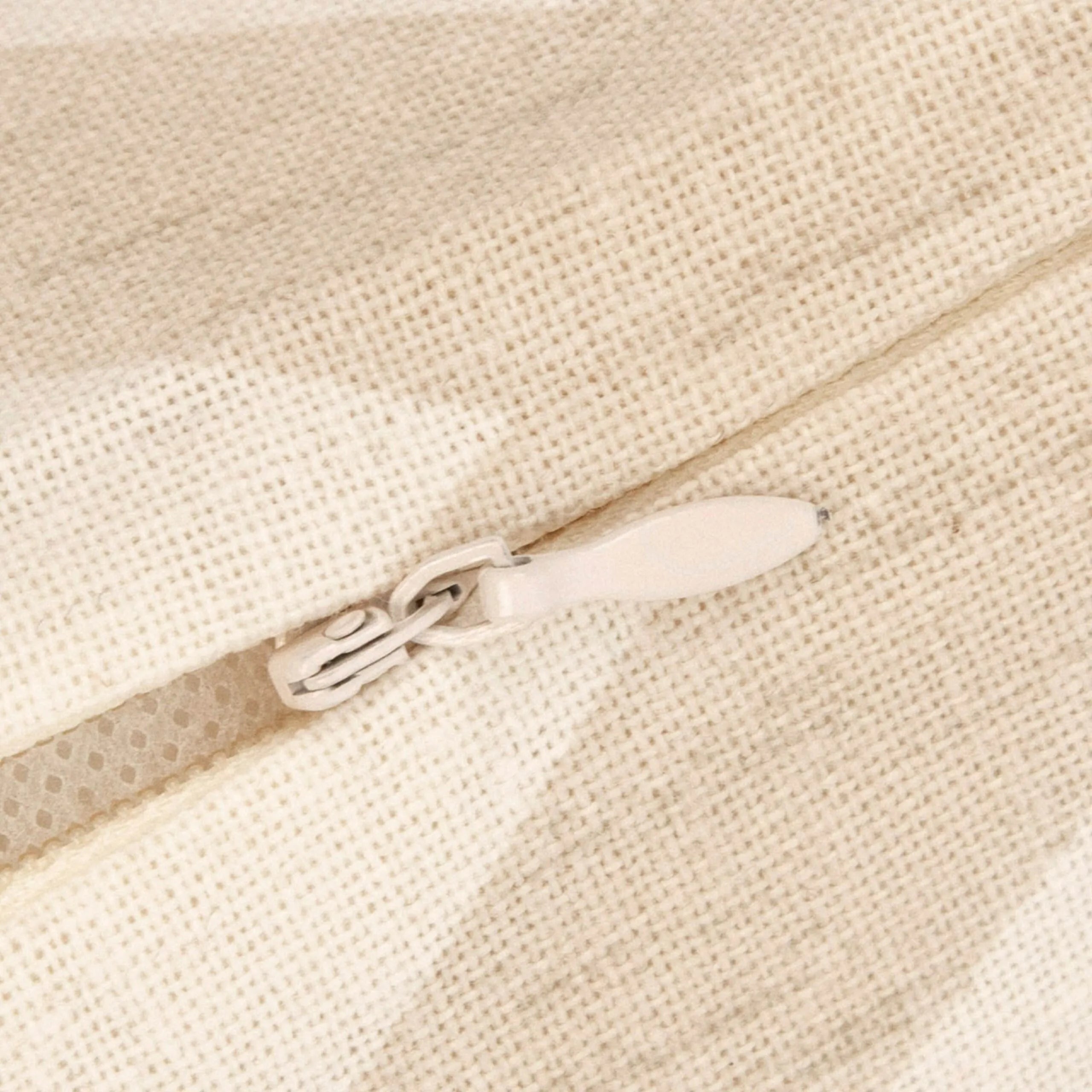 Cojín cuadrante antimanchas Nela liso 50x50 - funda + relleno