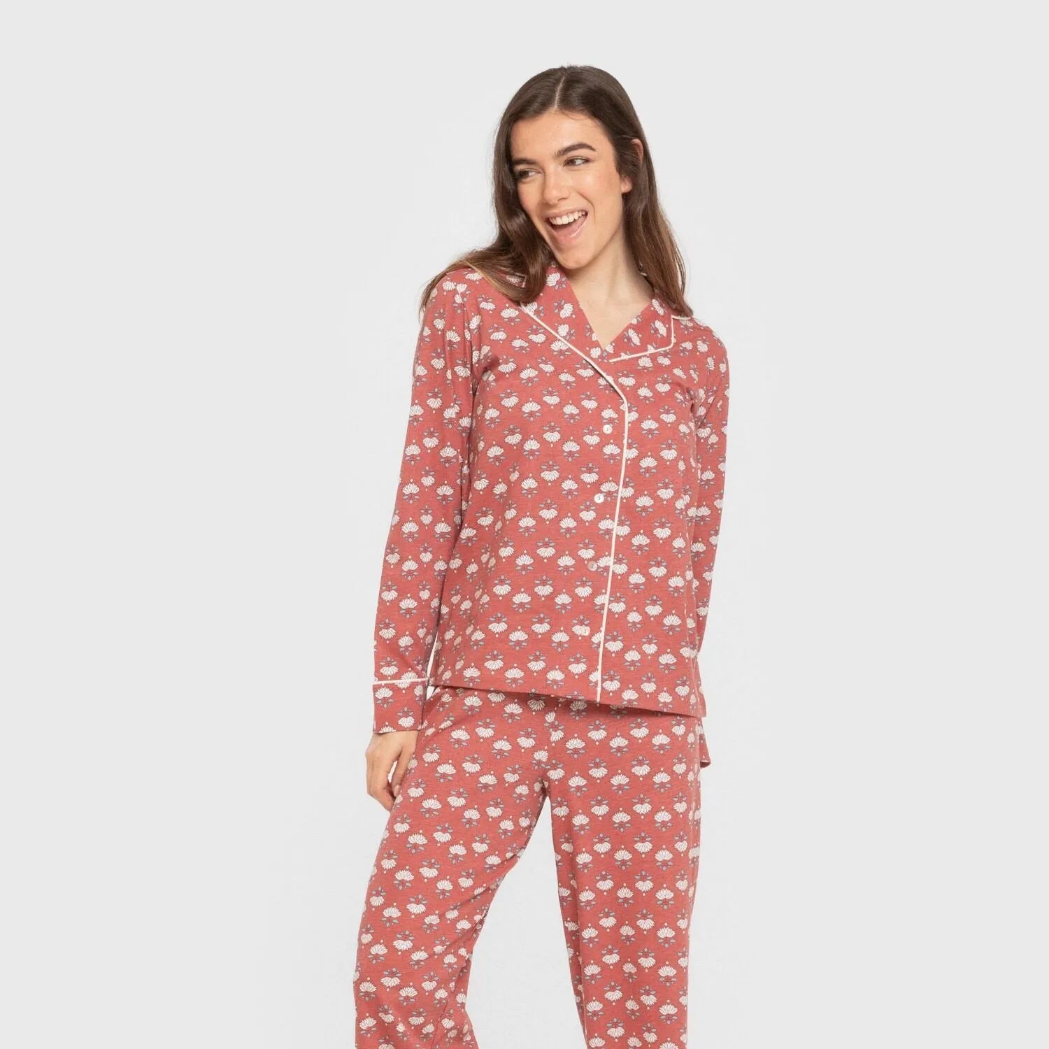Pijama feminino longo estilo camisa em algodão na cor calêndula marsala.