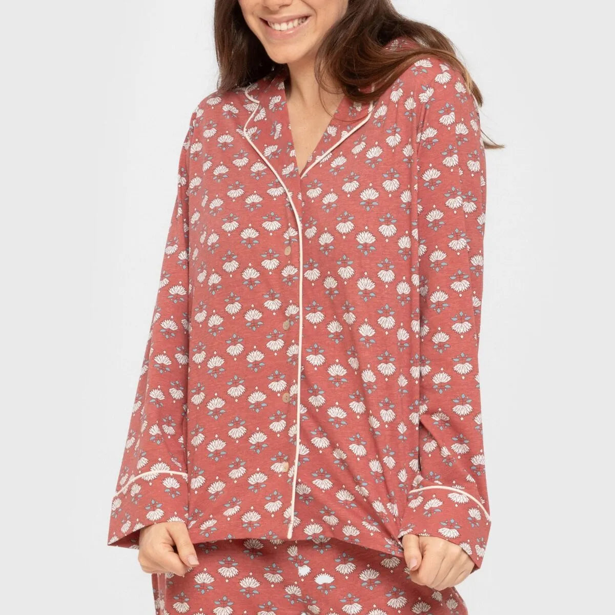 Pijama feminino longo estilo camisa em algodão na cor calêndula marsala.