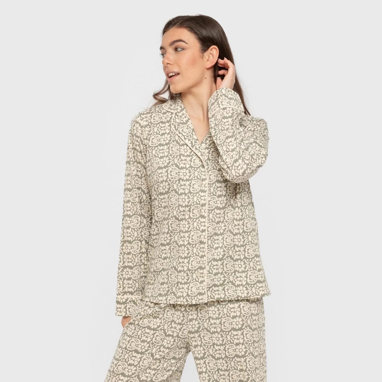 Pijama feminino Matilde, modelo camisa longa de algodão, verde estilo caça.