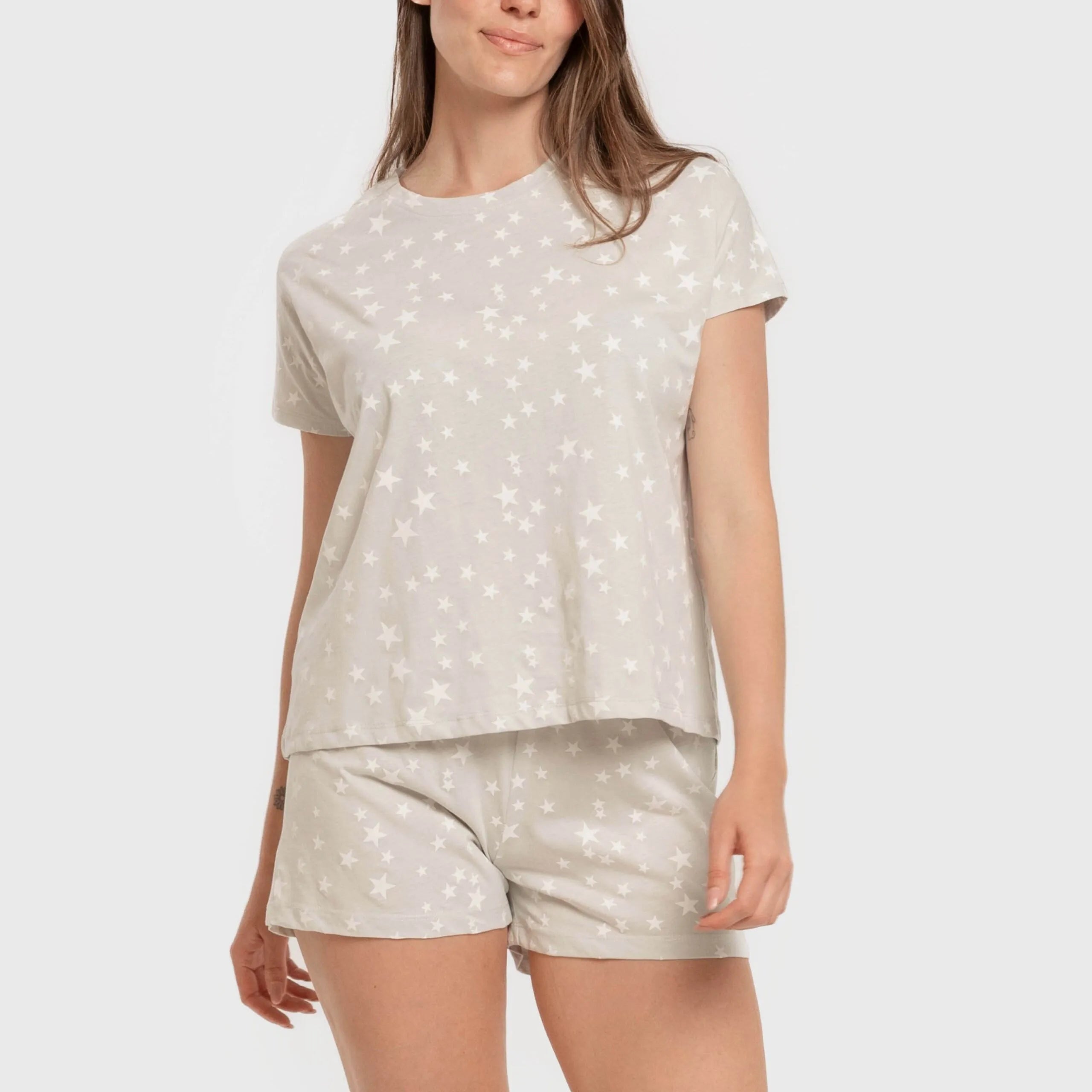 Pijama feminino de algodão com mangas curtas, estampa de estrelinhas, cinza.