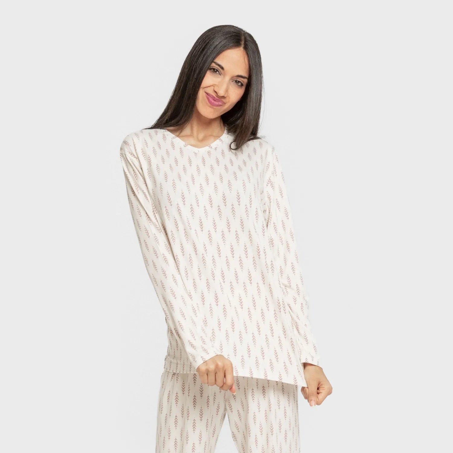 Pijama feminino longo e macio, com estampa espinha de peixe, cor berinjela.