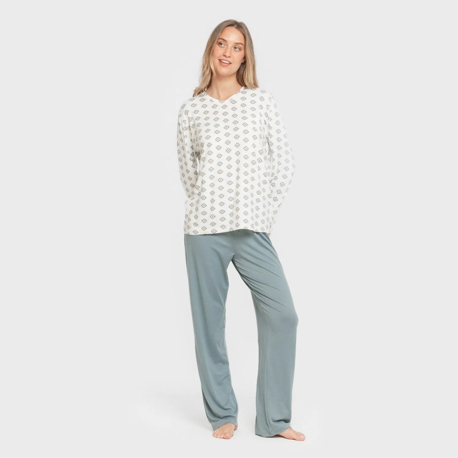 Pijama longo feminino Joy, macio e confortável, na cor azul-turquesa.