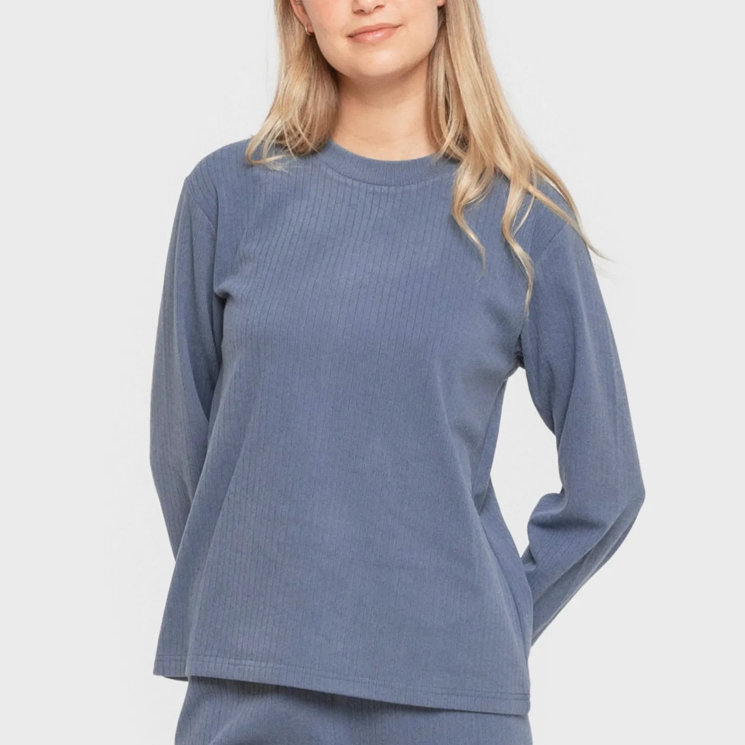 Pijama feminino liso com listras largas e textura canelada.