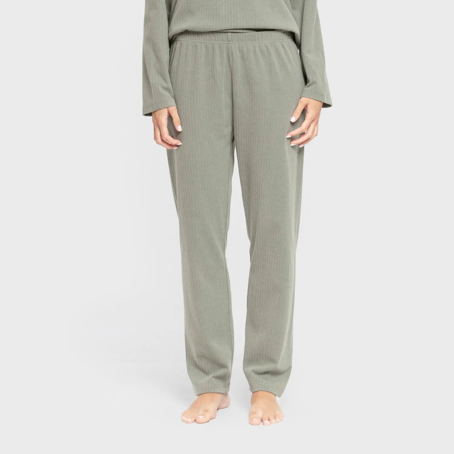 Pijama feminino liso com listras largas e textura canelada.