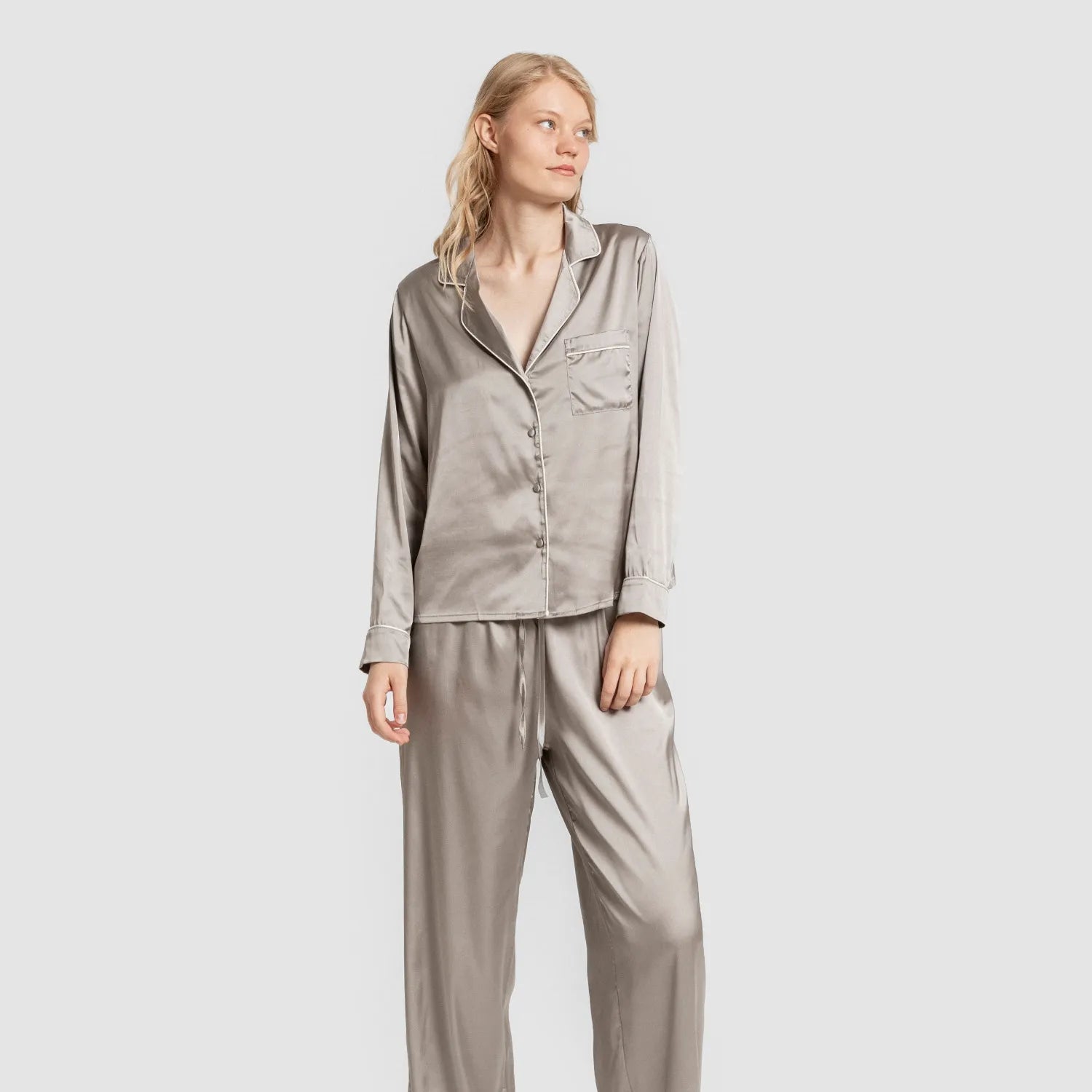 Pijama longo de cetim feminino sexta-feira