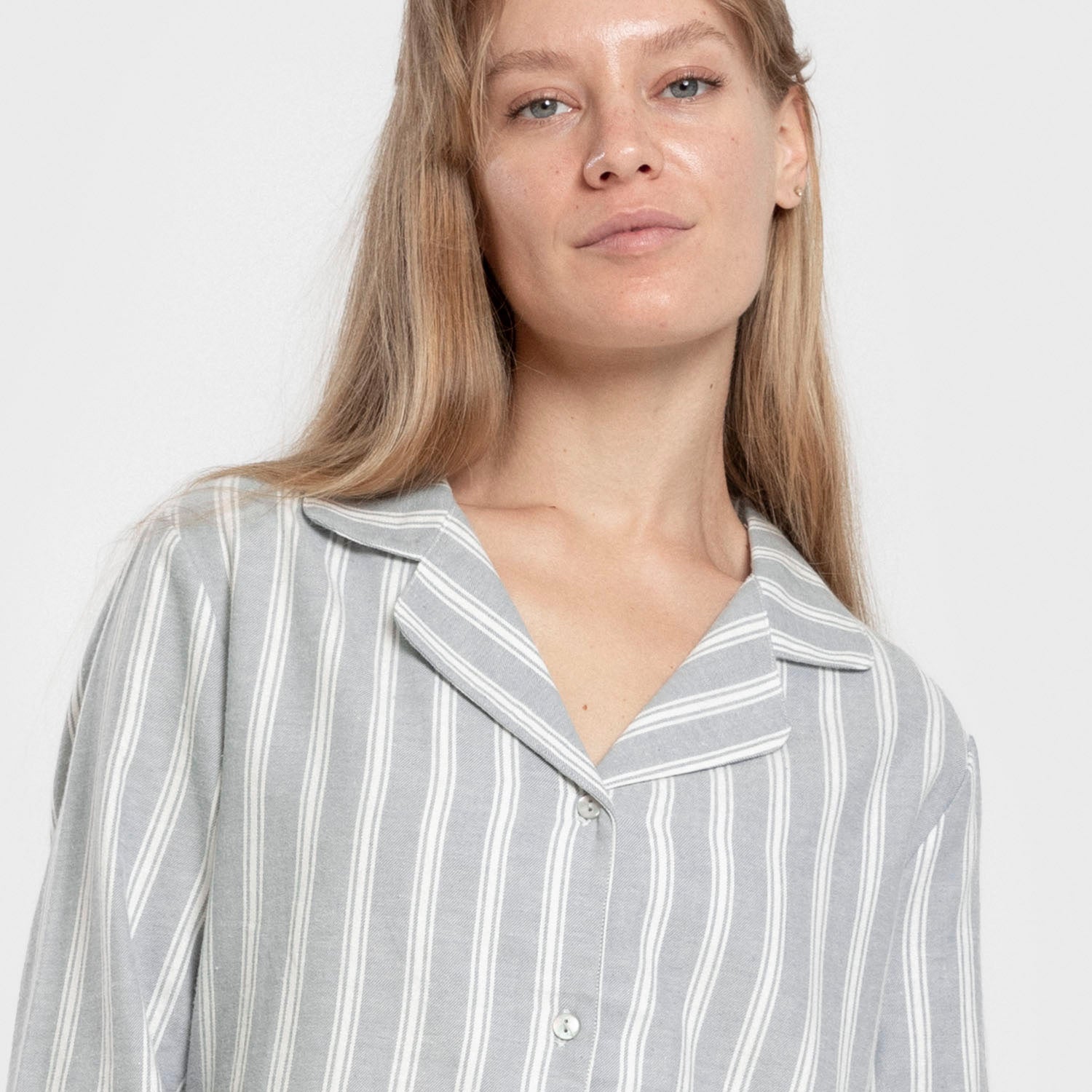 Pijama feminino de flanela de manga comprida, estilo camisa, listrado Marseille, azul-petróleo.