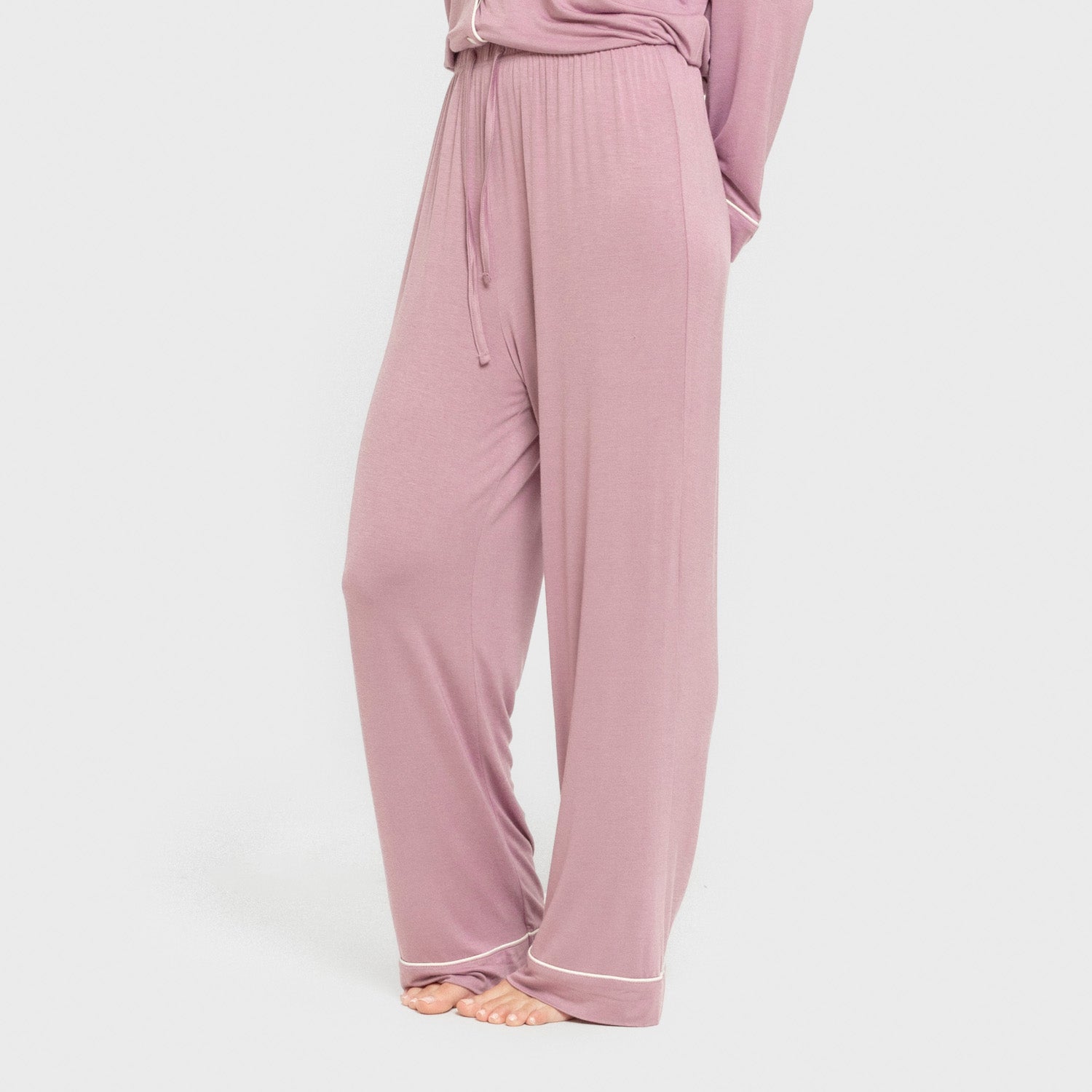 Pijama feminino de manga comprida em viscose, cor berinjela, tecido seco.