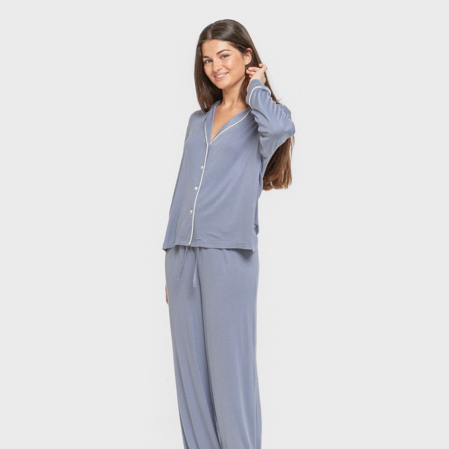 Pijama feminino de manga comprida em viscose, estilo camisa, na cor azul índigo.