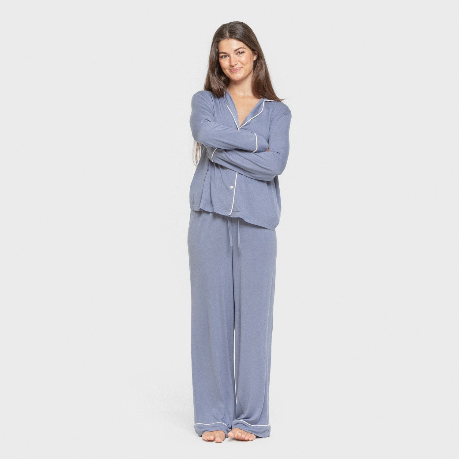 Pijama feminino de manga comprida em viscose, estilo camisa, na cor azul índigo.