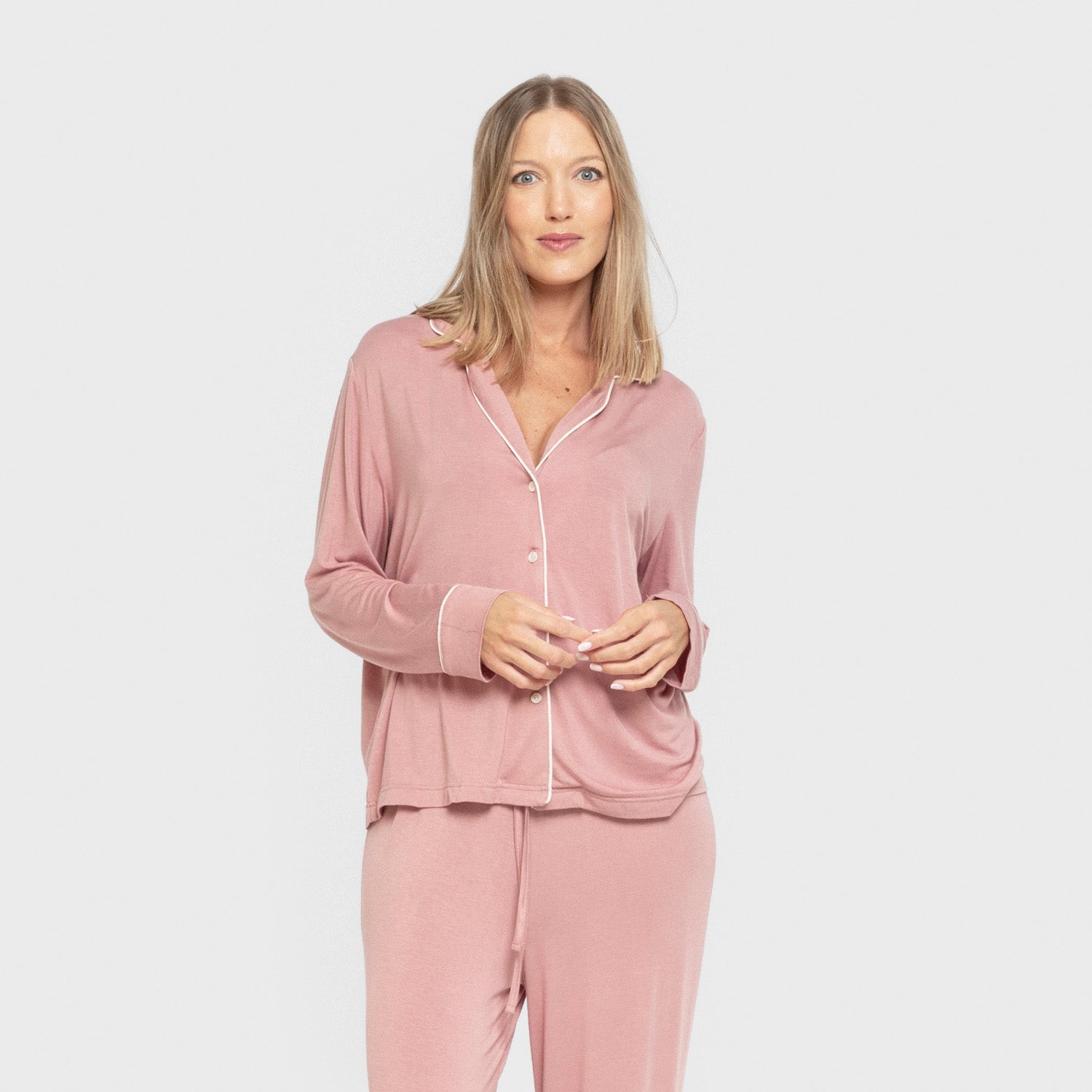 Pijama feminino de manga comprida em viscose na cor rosa malva, estilo camisa.