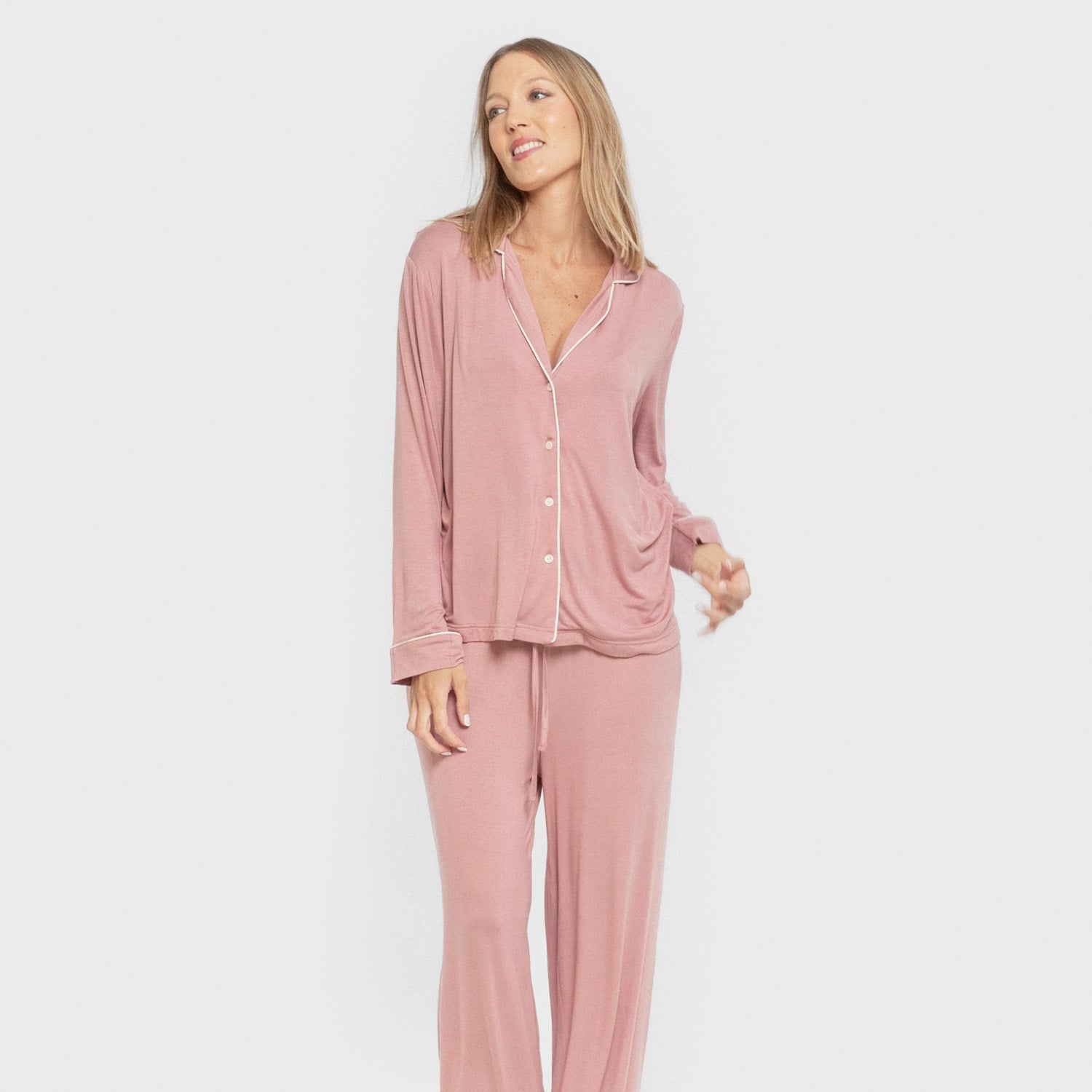 Pijama feminino de manga comprida em viscose na cor rosa malva, estilo camisa.