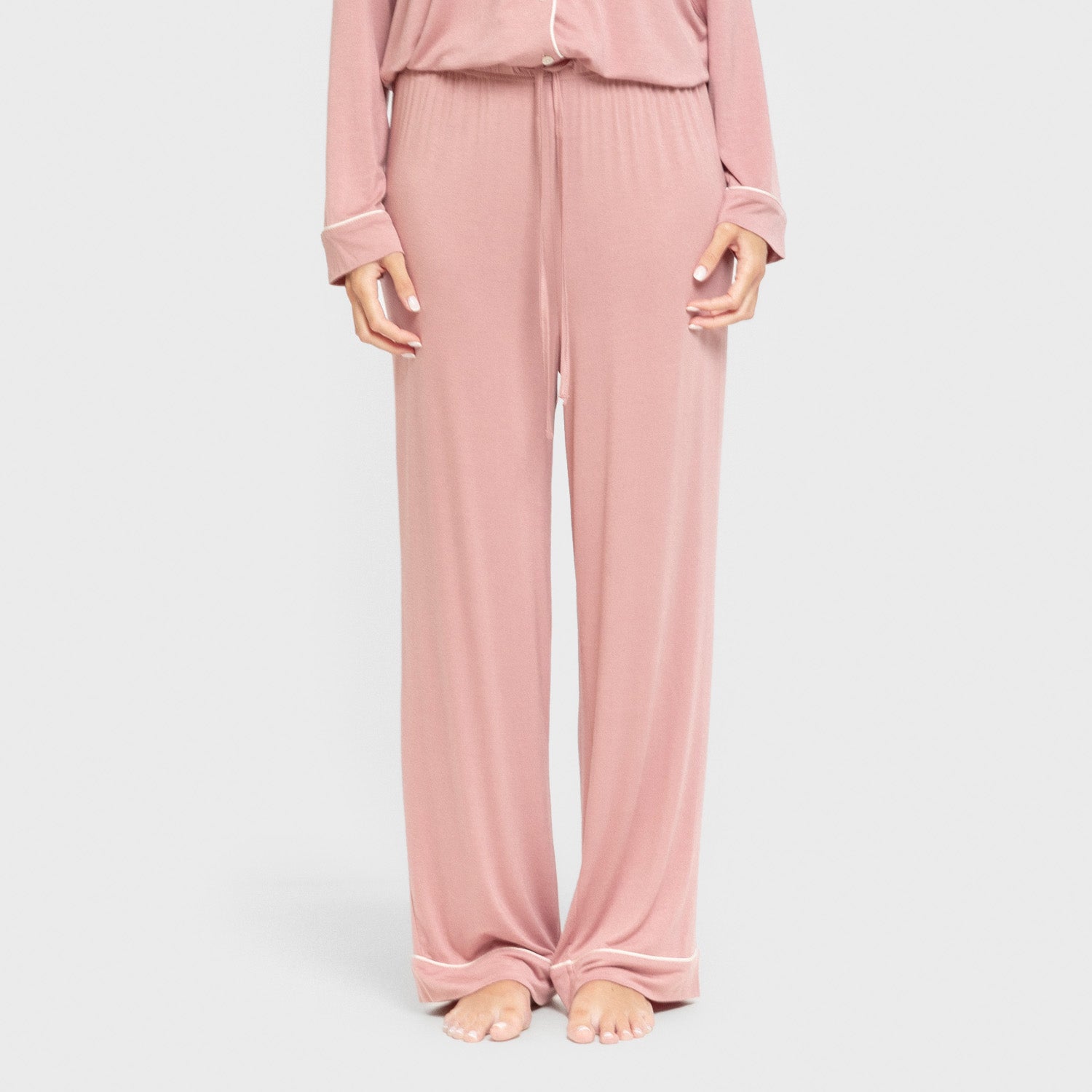 Pijama feminino de manga comprida em viscose na cor rosa malva, estilo camisa.