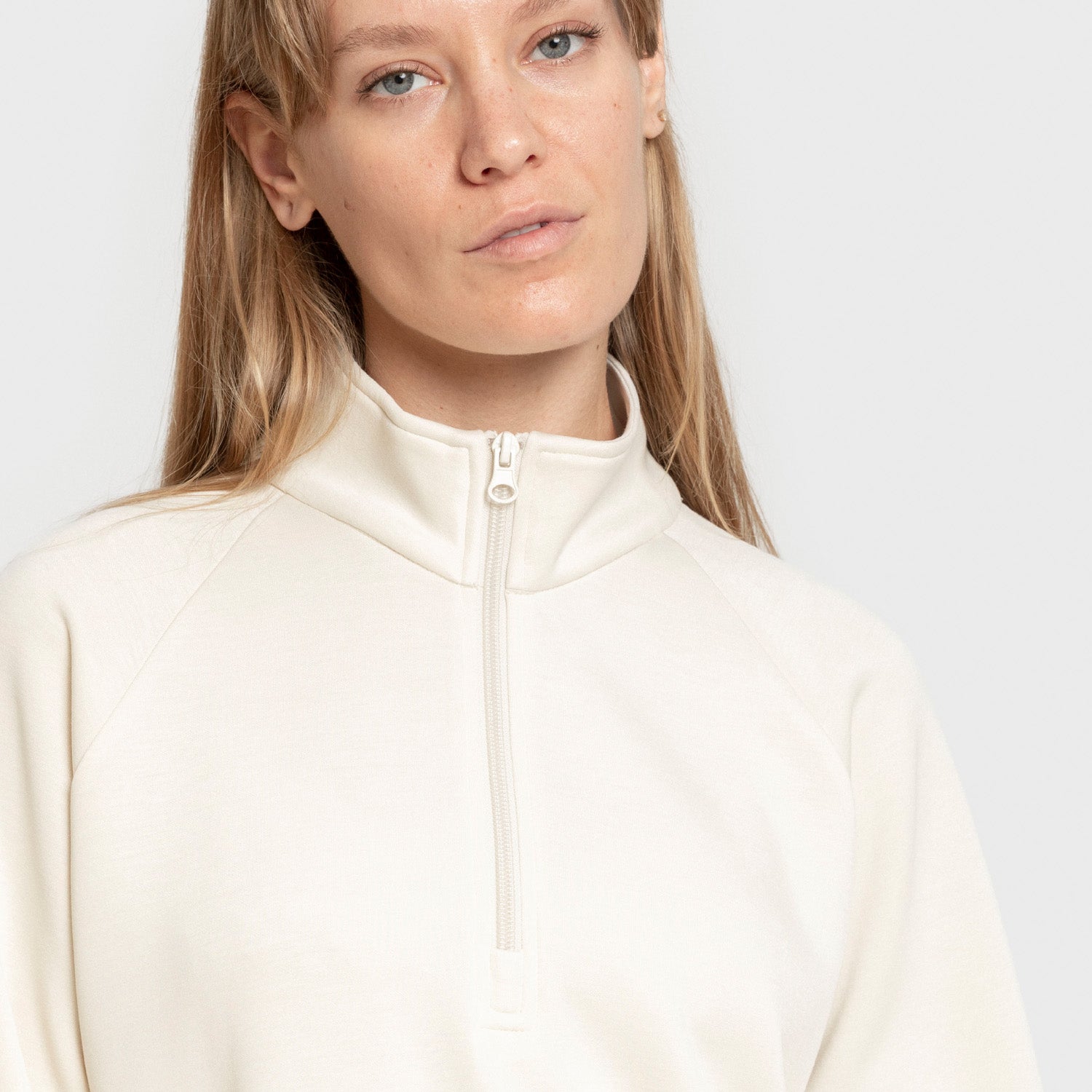 Blusa de moletom feminina com meio zíper, estilo modal, branca natural.