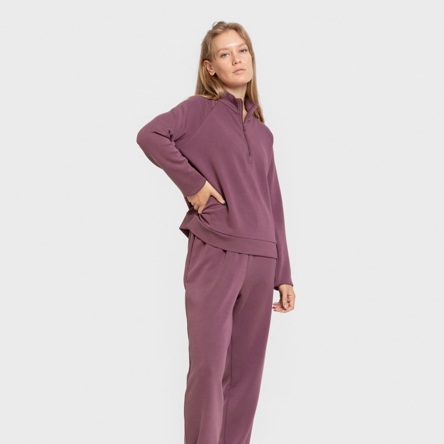 Blusa de moletom feminina estilo modal com meio zíper, cor berinjela.