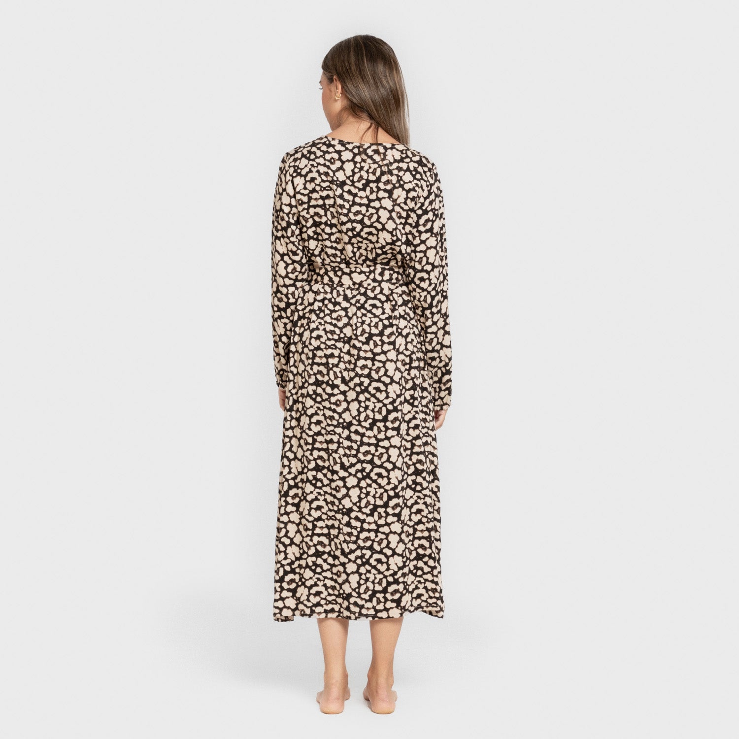 Vestido midi preto de viscose com mangas compridas em V da Vitamin.