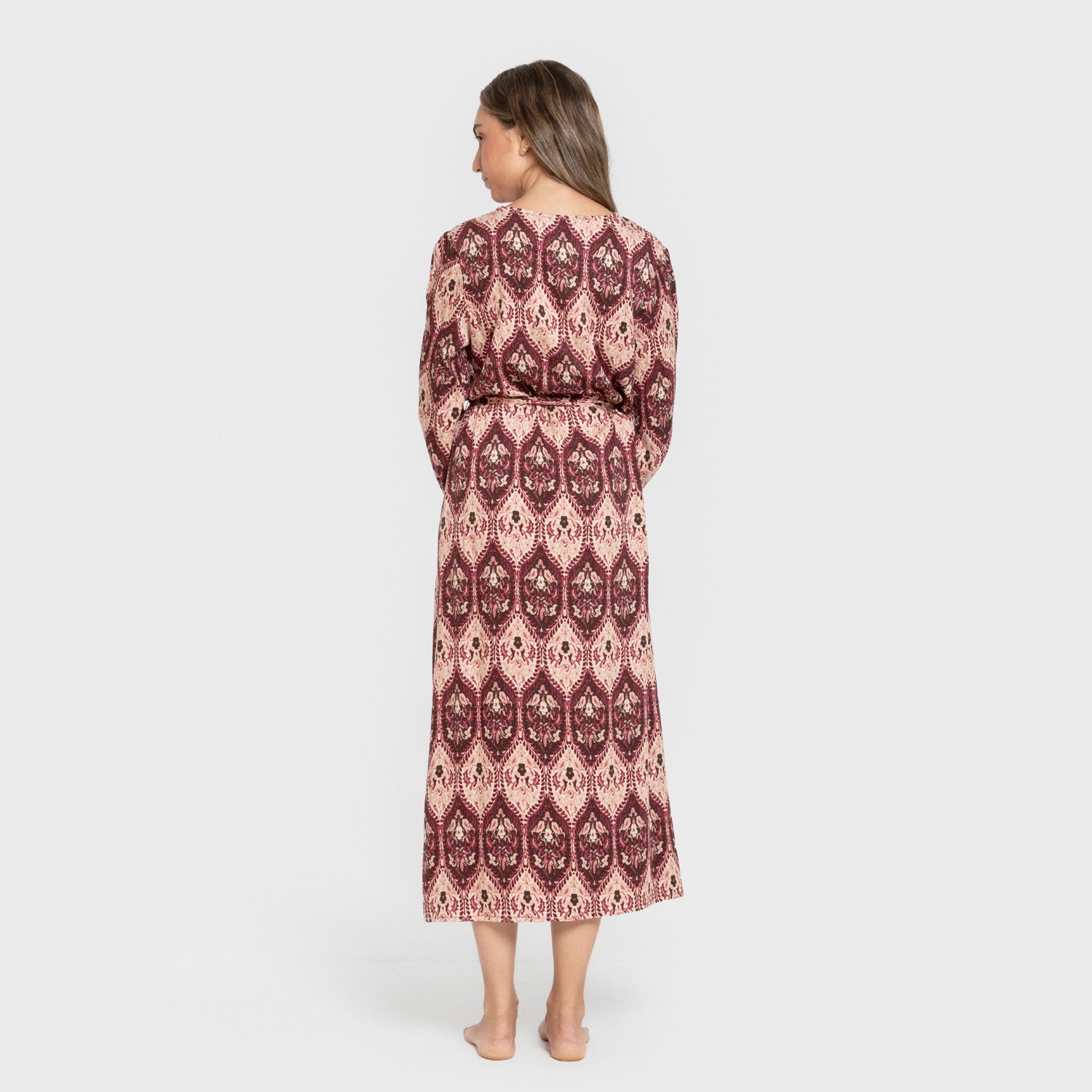 Vestido midi em viscose ceramida com mangas compridas em V.