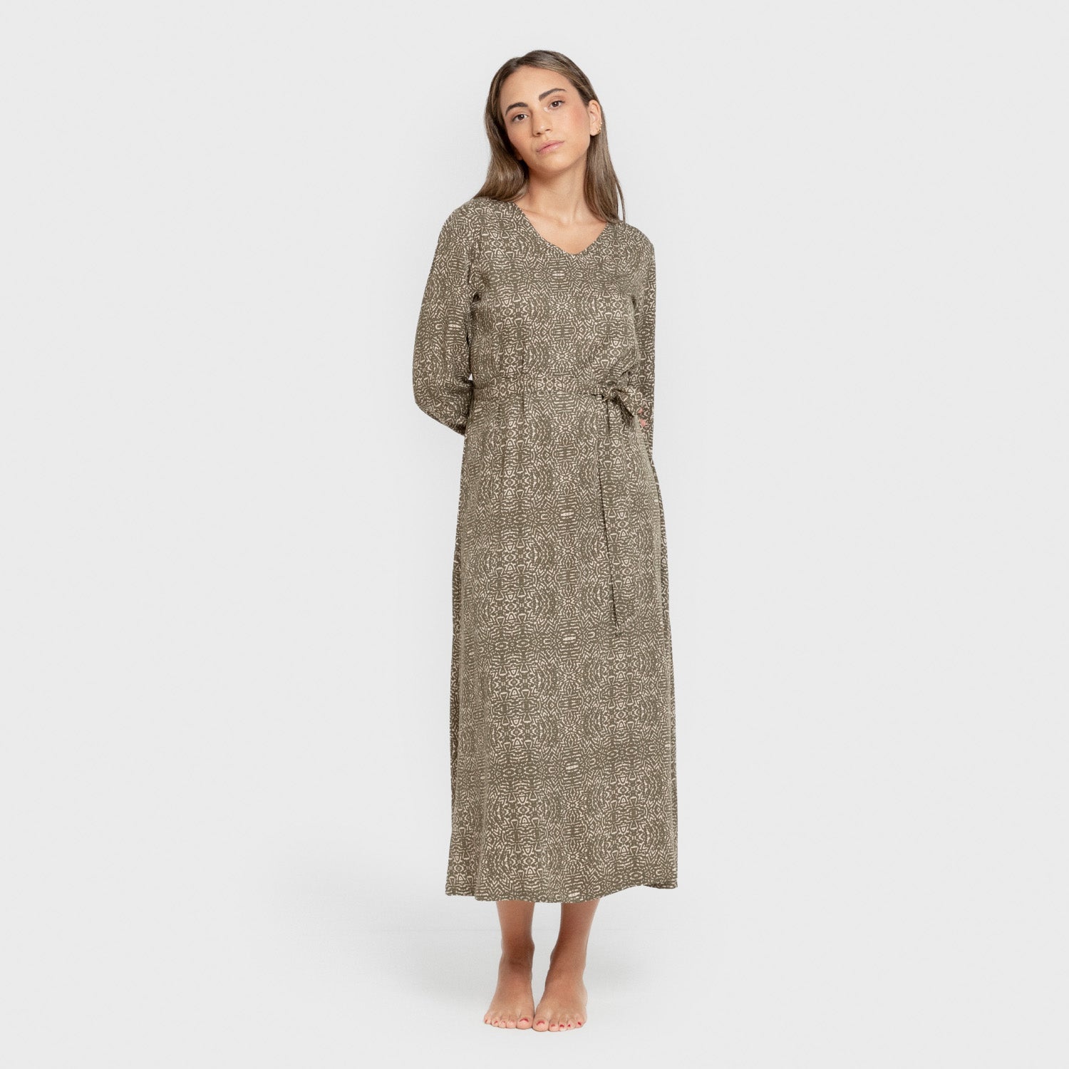 Vestido midi de manga comprida em viscose com decote em V e estampa de dálias em verde-caça.