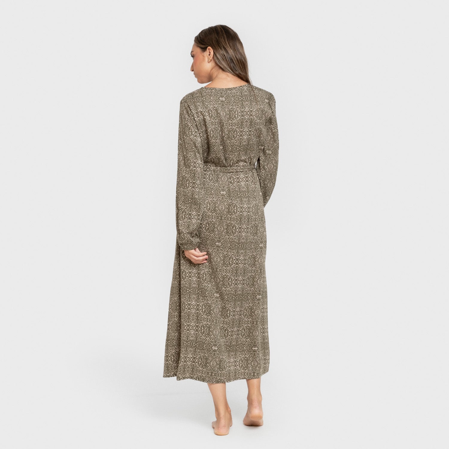 Vestido midi de manga comprida em viscose com decote em V e estampa de dálias em verde-caça.