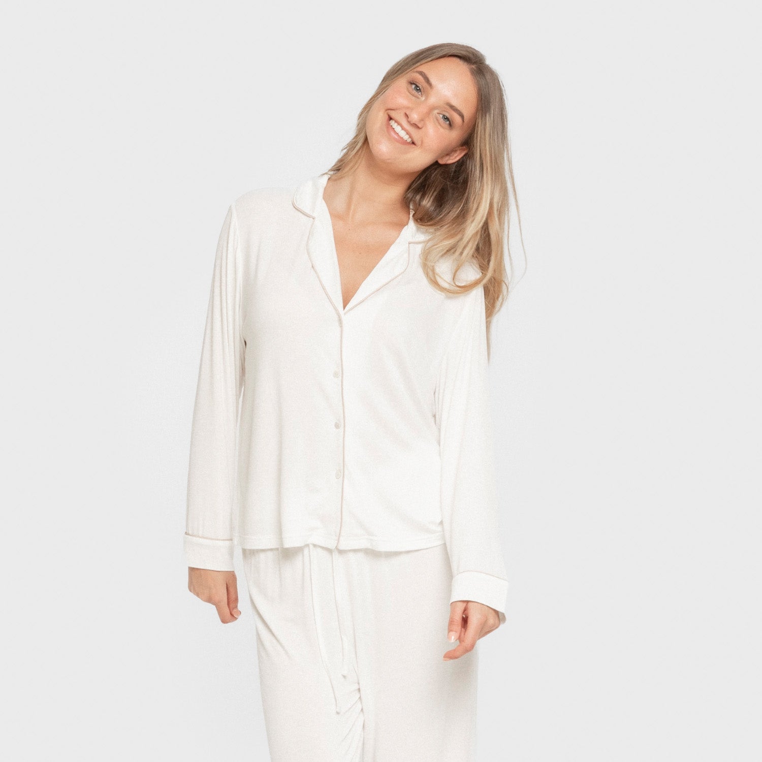 Pijama feminino de manga comprida em viscose, branco natural.