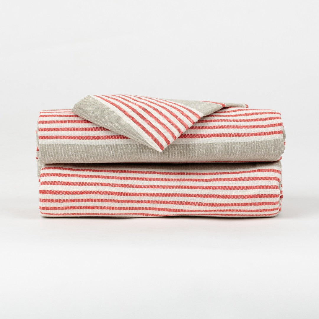 Toalha de mesa listrada vermelha