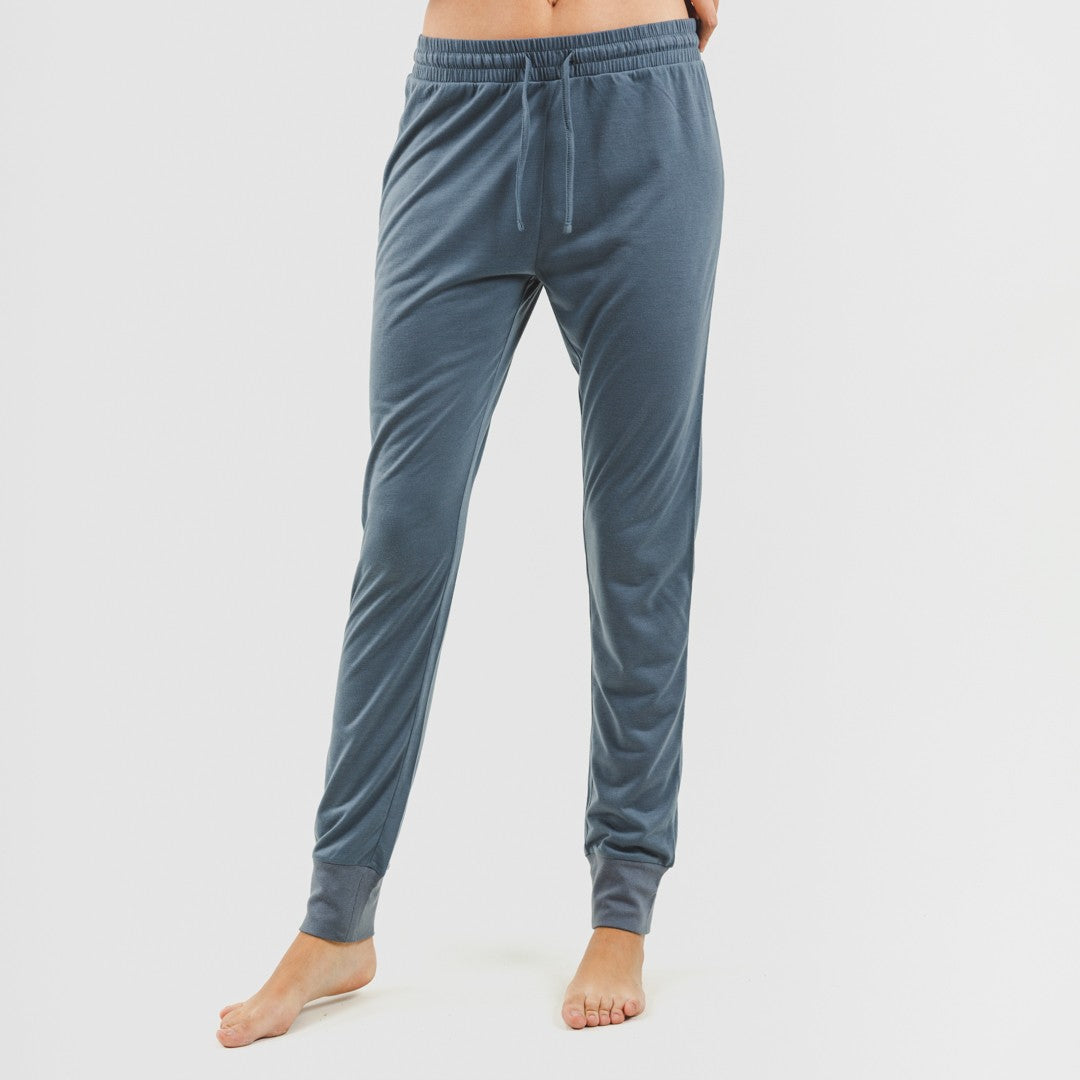 Conjunto de moletom feminino azul índigo com zíper e jaqueta.