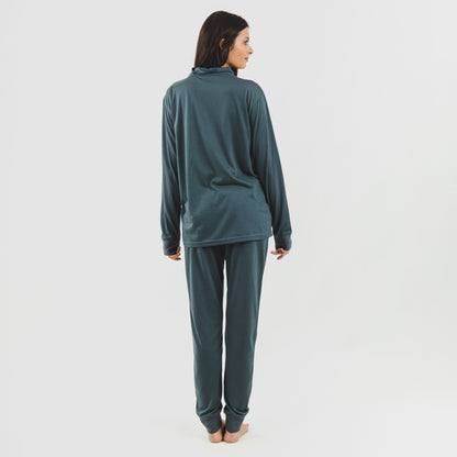 Conjunto de moletom feminino azul-petróleo com zíper e jaqueta.