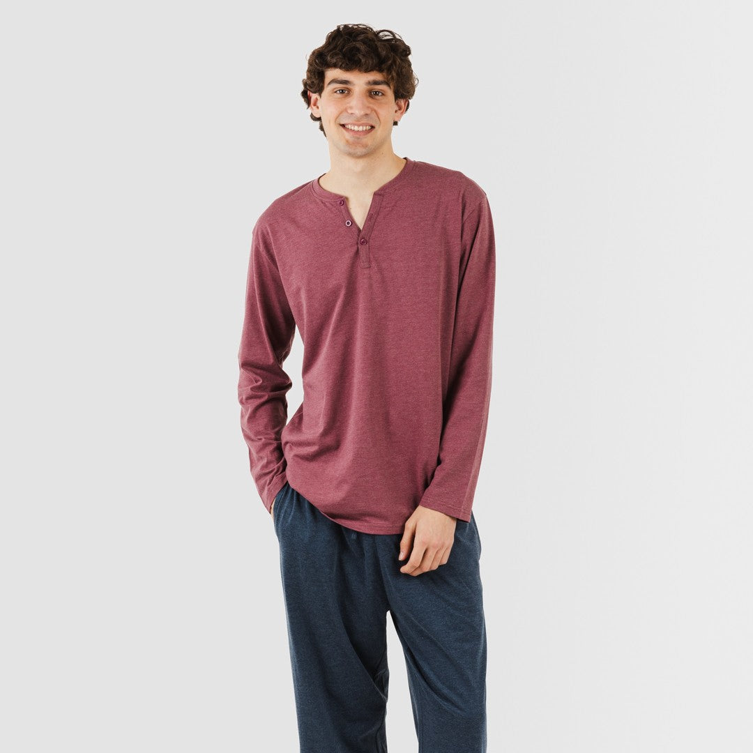 Pijama masculino comprido com botões na cor bordô e azul-marinho.