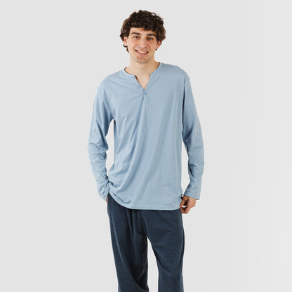 Pijama masculino comprido com botões, nas cores índigo e azul marinho.