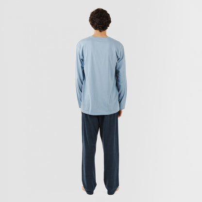 Pijama masculino comprido com botões, nas cores índigo e azul marinho.