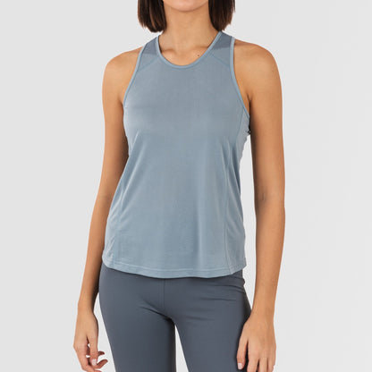 Conjunto esportivo feminino com leggings curtas em tons de índigo claro e escuro.