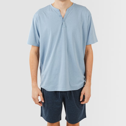 Pijama masculino curto com botões, nas cores índigo e azul marinho.