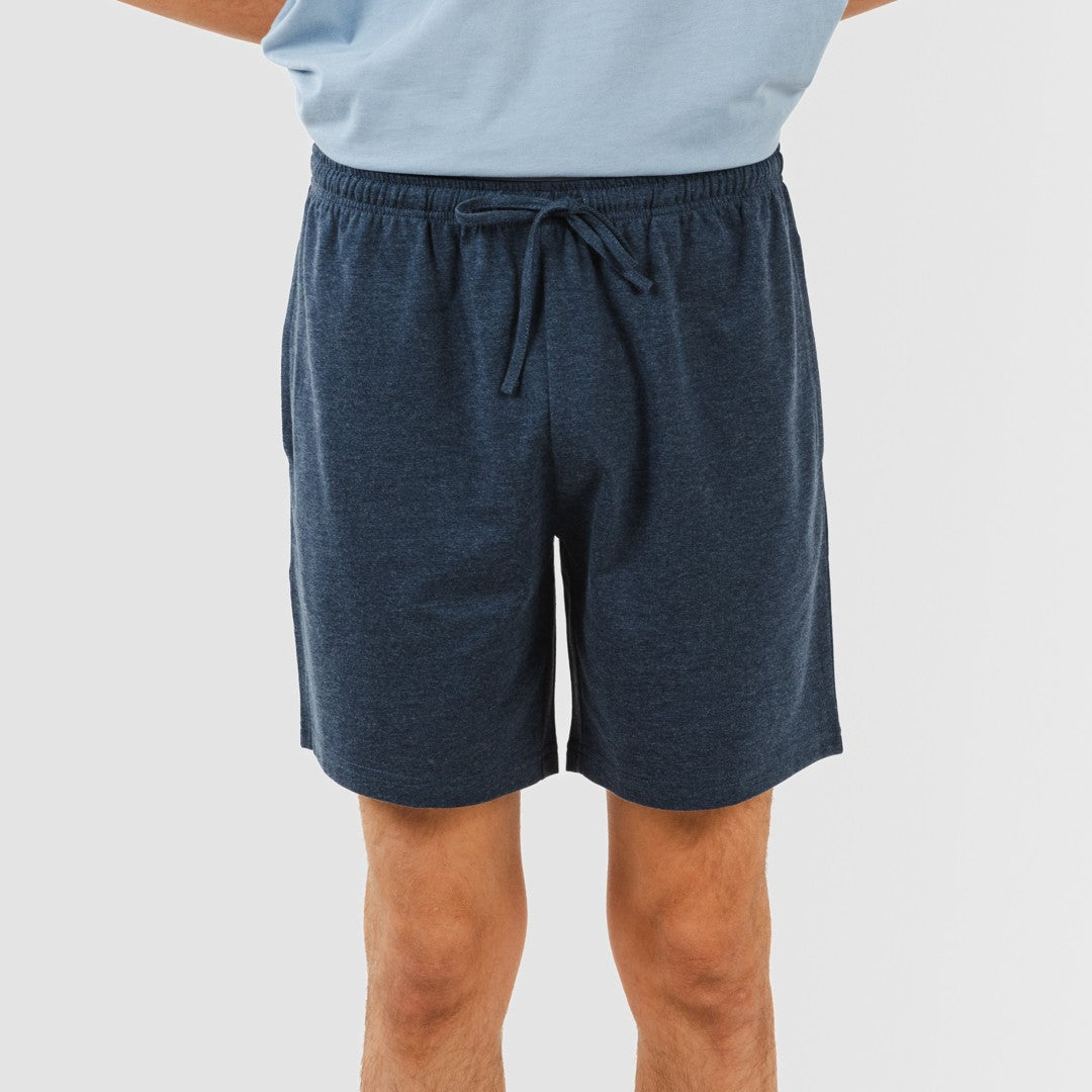 Pijama masculino curto com botões, nas cores índigo e azul marinho.
