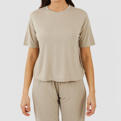 Pijama feminino de viscose lisa, manga curta e comprimento longo.