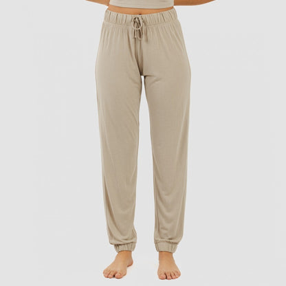 Pijama feminino de viscose lisa, manga curta e comprimento longo.