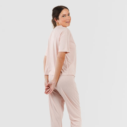 Pijama feminino de viscose lisa, manga curta e comprimento longo.