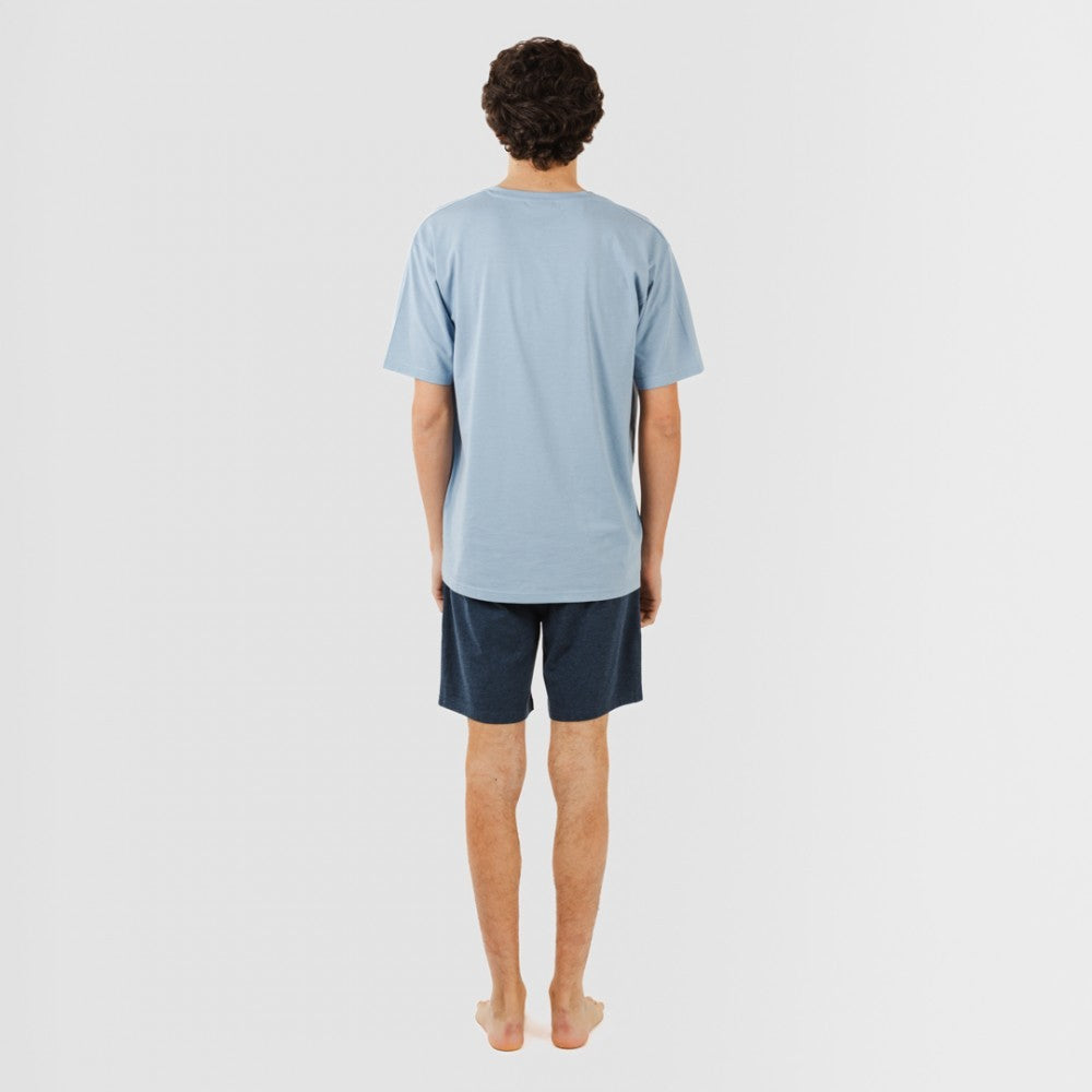 Pijama masculino curto com botões, nas cores índigo e azul marinho.