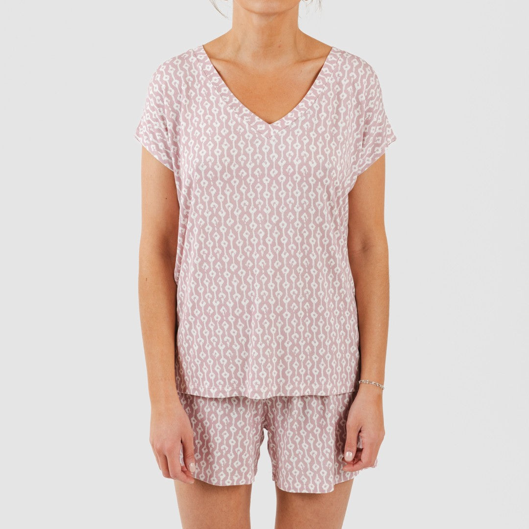 Pijama feminino Ellene de viscose, manga curta e modelagem fluida, na cor rosa claro.