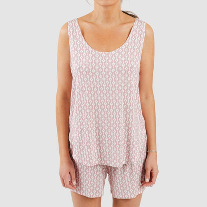 Pijama feminino Ellene de viscose com alças finas na cor rosa claro.