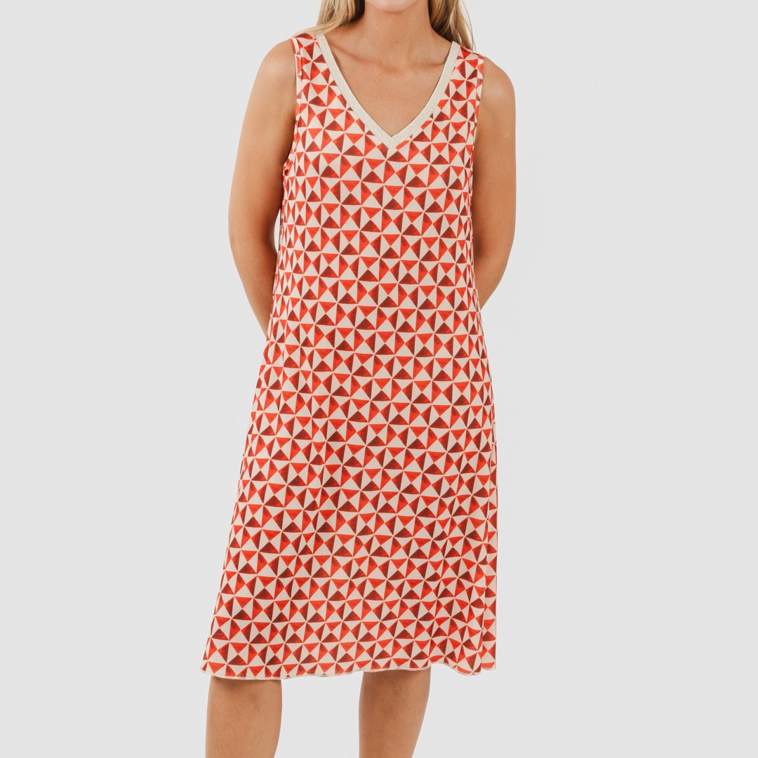 Vestido midi Tucson com alças finas na cor terracota.