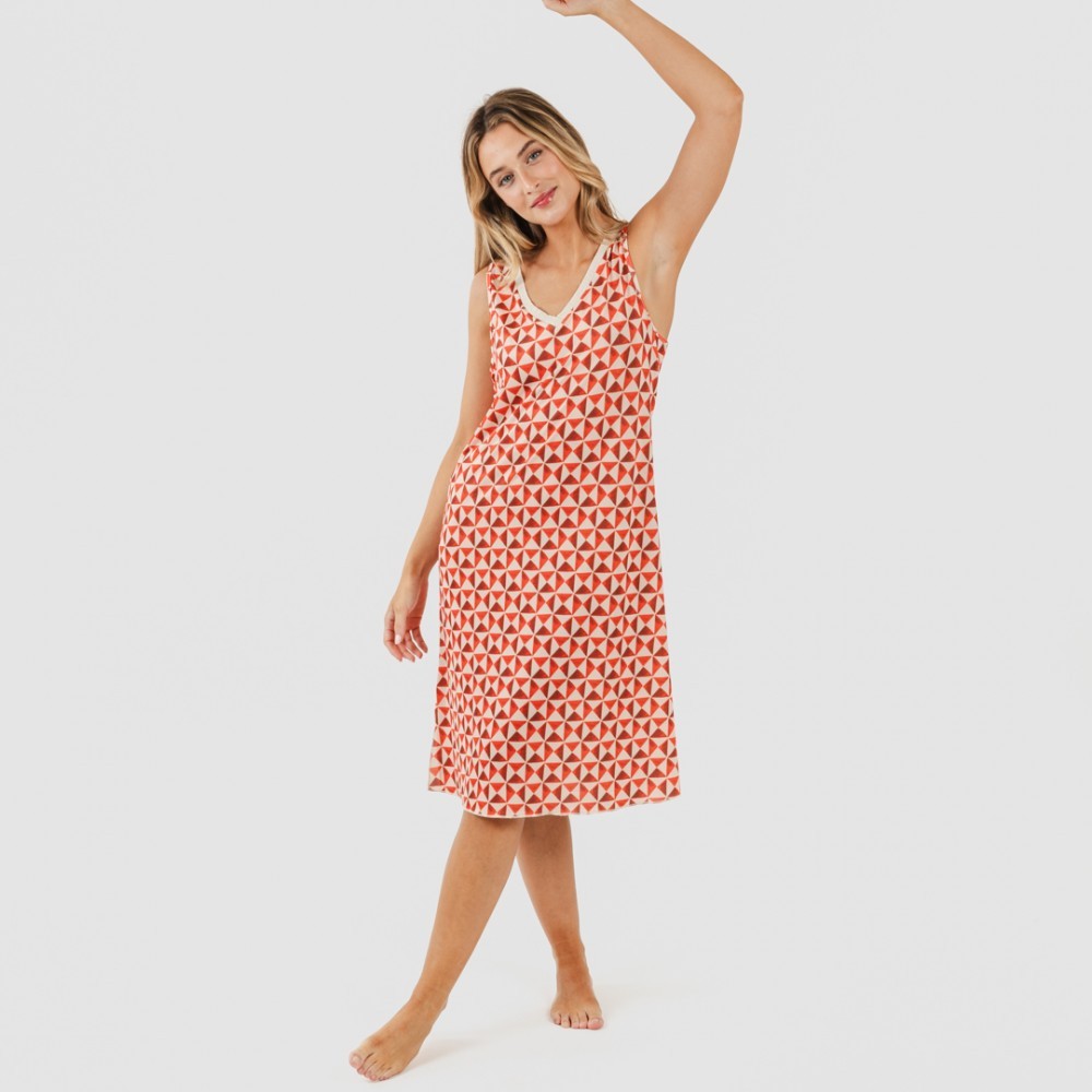 Vestido midi Tucson com alças finas na cor terracota.