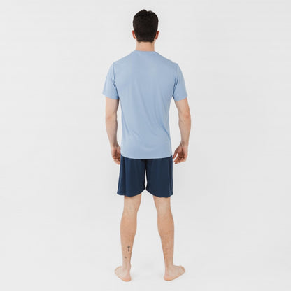 Conjunto esportivo curto masculino em tecido técnico azul-marinho índigo.