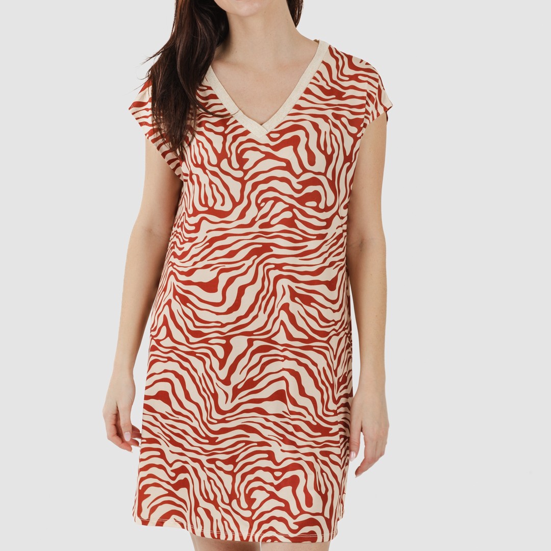 Vestido curto Palmina com mangas fluidas e macias, cor terracota.