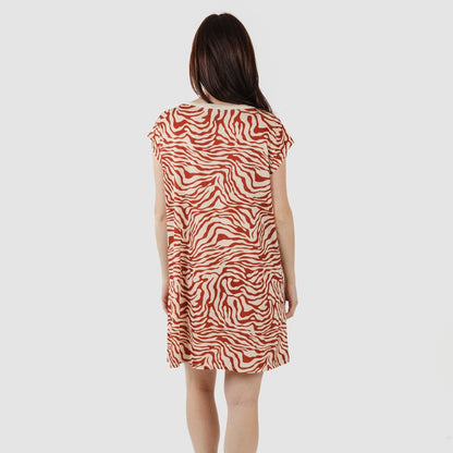 Vestido curto Palmina com mangas fluidas e macias, cor terracota.