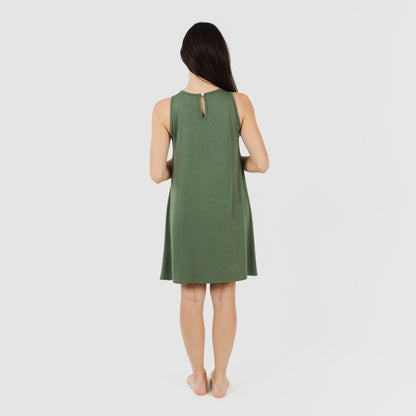 Vestido curto com alças, em viscose lisa.