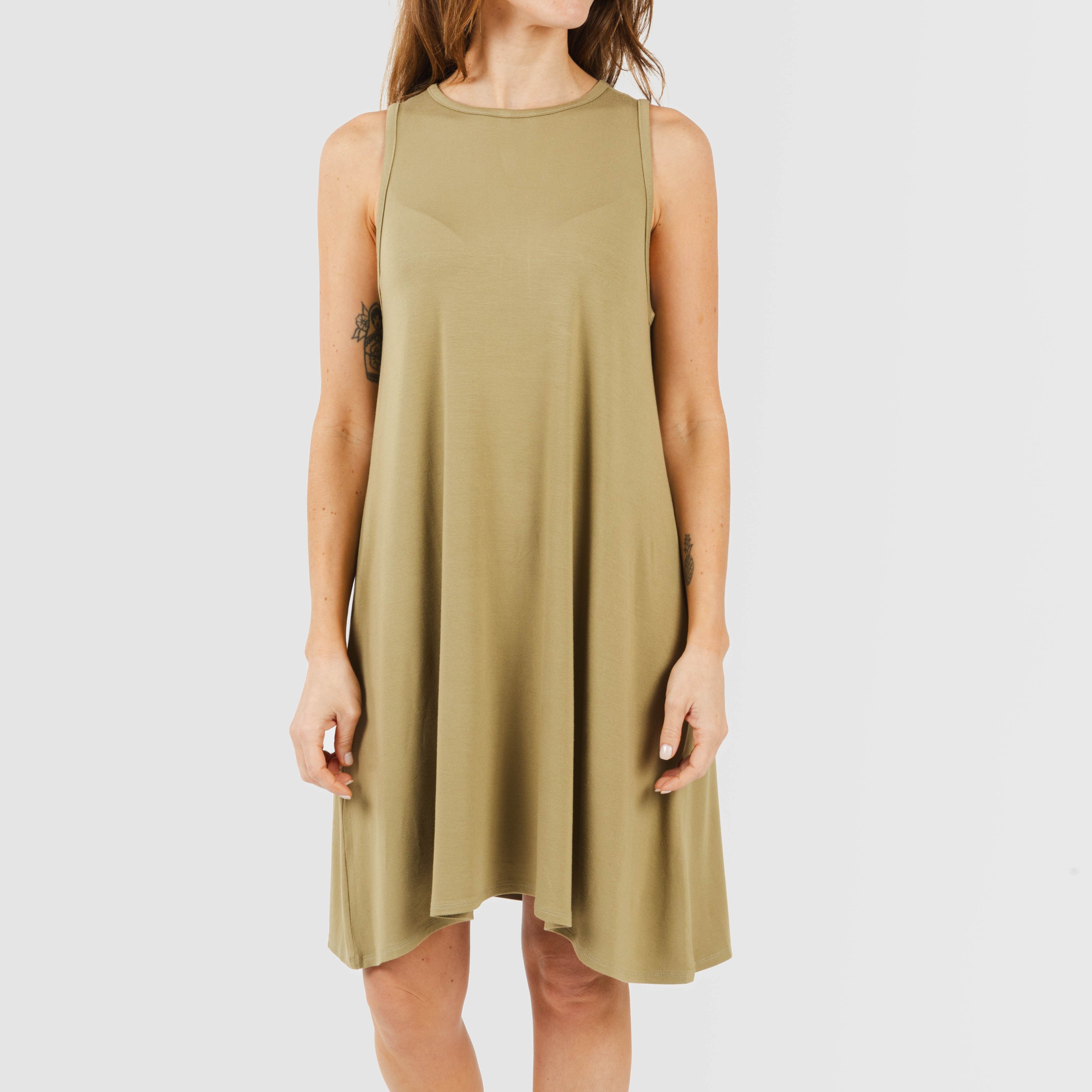 Vestido curto com alças, em viscose lisa.