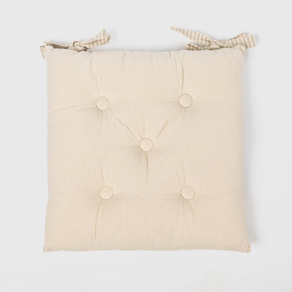 Almofada de algodão simples com botões e ferro de passar.